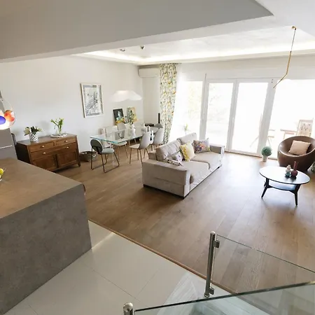 Lydia's Calm House בית נופש *